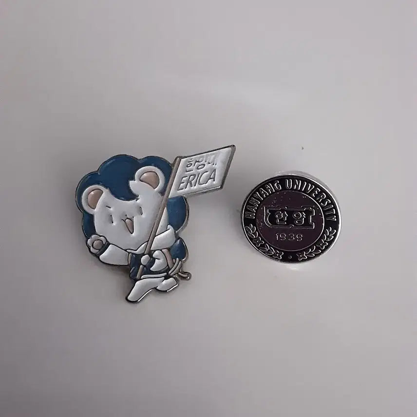 [BUNJANG] Hanyang University Badges Set (2 pieces) / 한양대 뱃지 2개 일괄판매합니다