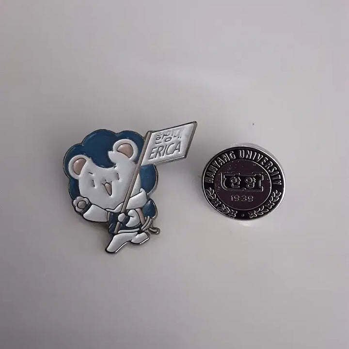 [BUNJANG] Hanyang University Badges Set (2 pieces) / 한양대 뱃지 2개 일괄판매합니다
