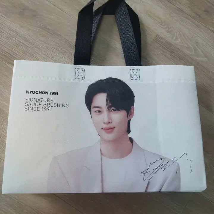 [BUNJANG] Byun Woo Seok Kyochon Chicken Collaboration Bag / 변우석배우님 교촌백 반택 가능:)