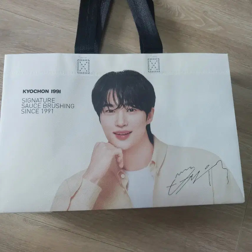 [BUNJANG] Byun Woo Seok Kyochon Chicken Collaboration Bag / 변우석배우님 교촌백 반택 가능:)