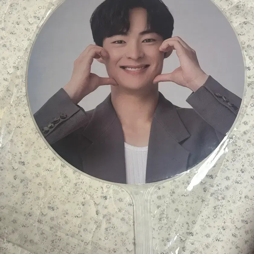 [BUNJANG] Song Geon Hee Fan Meeting Official Goods Uchiwa (Sealed) / [공식/ 미개봉 새상품] 송건희 팬미팅 볼하트 우치와 굿즈