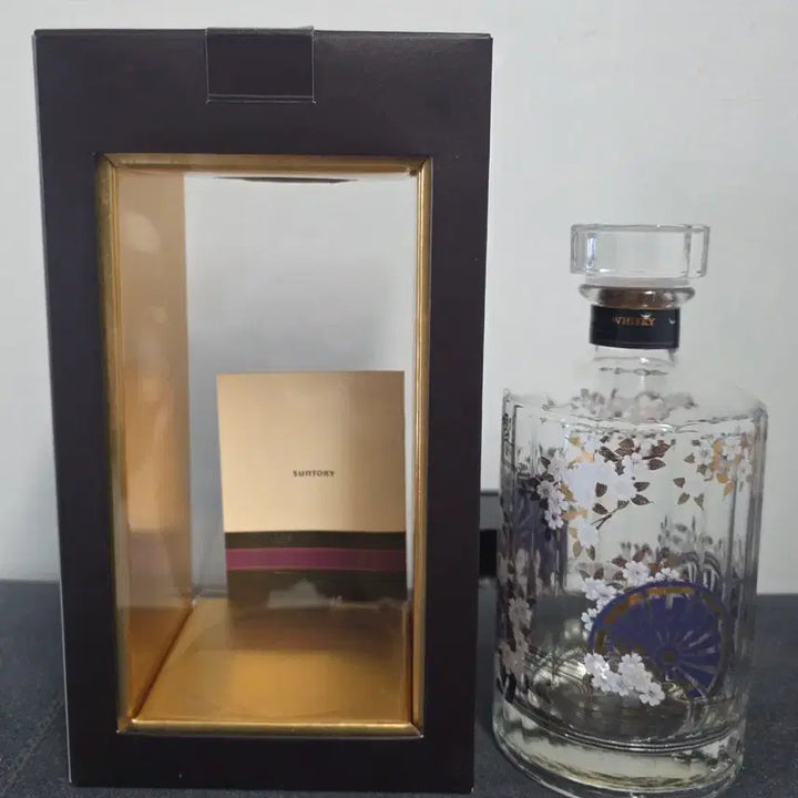 [BUNJANG] Hibiki Japanese Harmony Whisky Empty Bottle with Case / 히비키 재패니즈 하모니 위스키 공병