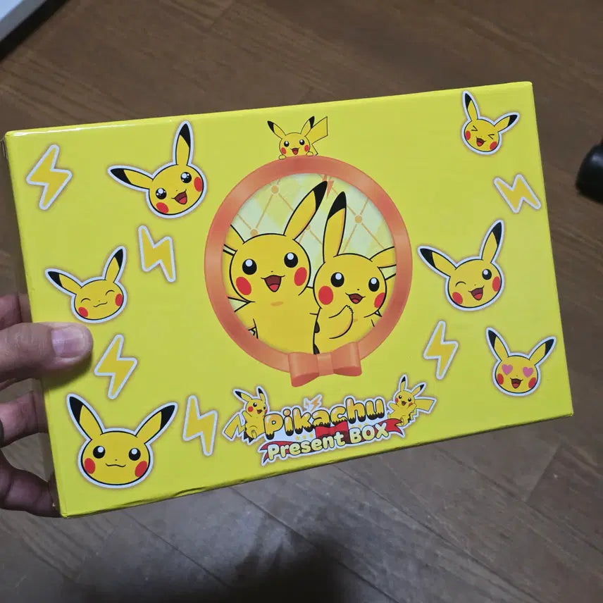 [BUNJANG] Pokemon Trading Card Game Pikachu Present Box Empty Box / 포켓몬 트레이딩 카드 게임 피카츄 프레젠트 박스 (빈 박스 단품)