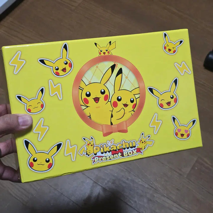 [BUNJANG] Pokemon Trading Card Game Pikachu Present Box Empty Box / 포켓몬 트레이딩 카드 게임 피카츄 프레젠트 박스 (빈 박스 단품)