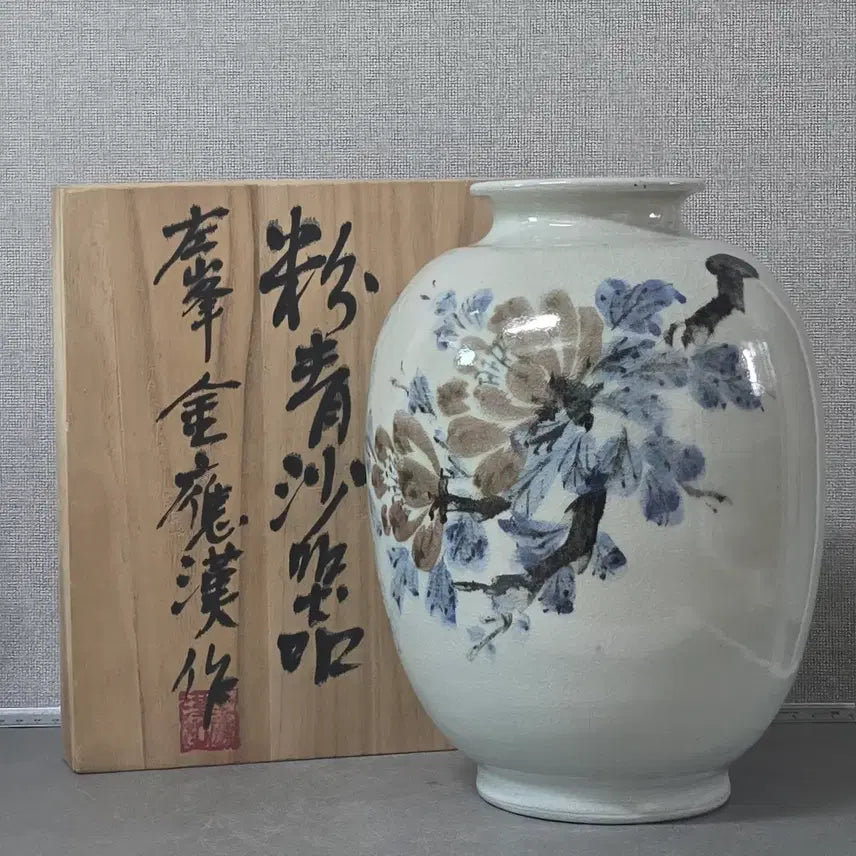 [BUNJANG] Jwabong Kim Eung-han Buncheong Celadon with Peony/Magnolia Design Vase / 좌봉 김응한 분청 모란문 호