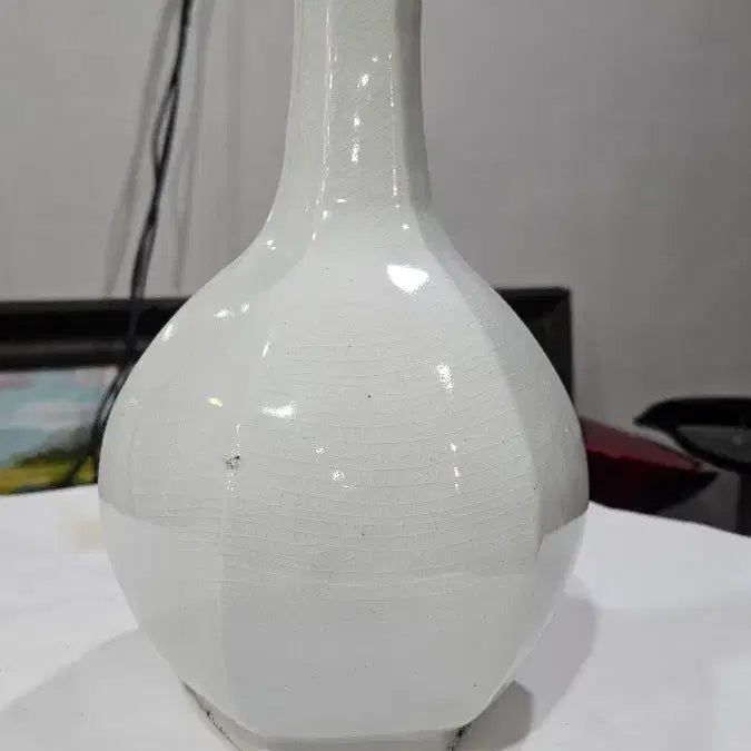 [BUNJANG] Joseon White Porcelain Hexagonal Incense Bottle / 조선백자육각무문모주병