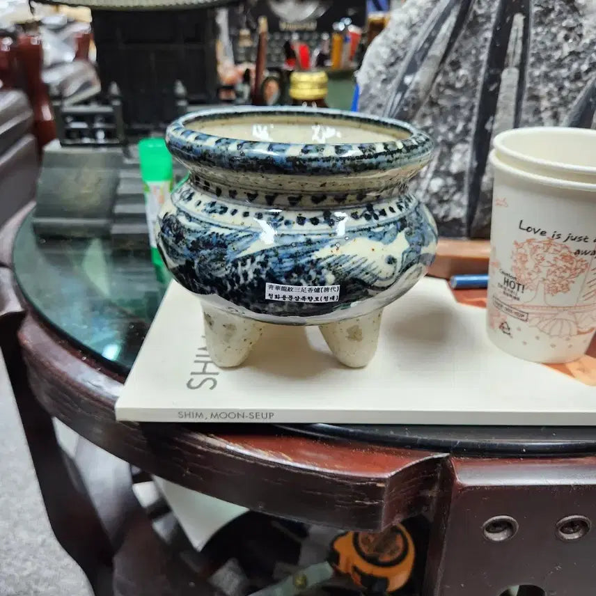 [BUNJANG] Blue and White Dragon Motif Tripod Censer (Qing Dynasty) / 청화 용문 삼족 향로 (청대)