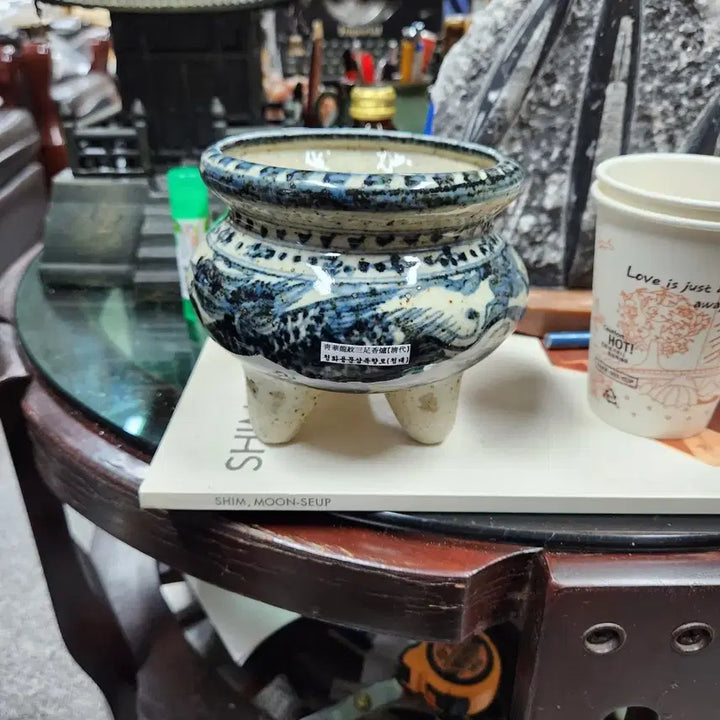 [BUNJANG] Blue and White Dragon Motif Tripod Censer (Qing Dynasty) / 청화 용문 삼족 향로 (청대)