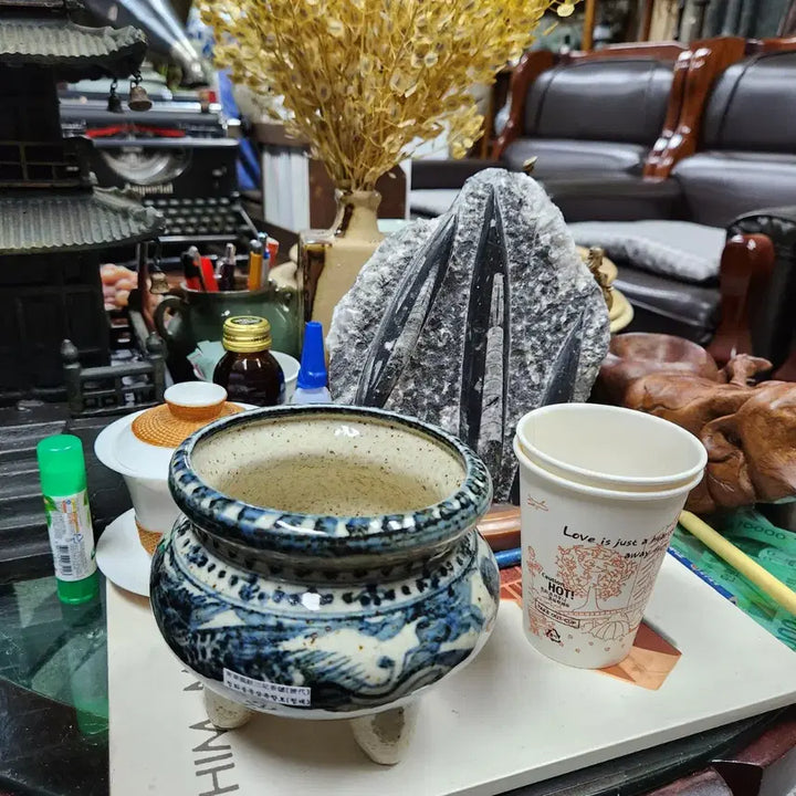 [BUNJANG] Blue and White Dragon Motif Tripod Censer (Qing Dynasty) / 청화 용문 삼족 향로 (청대)