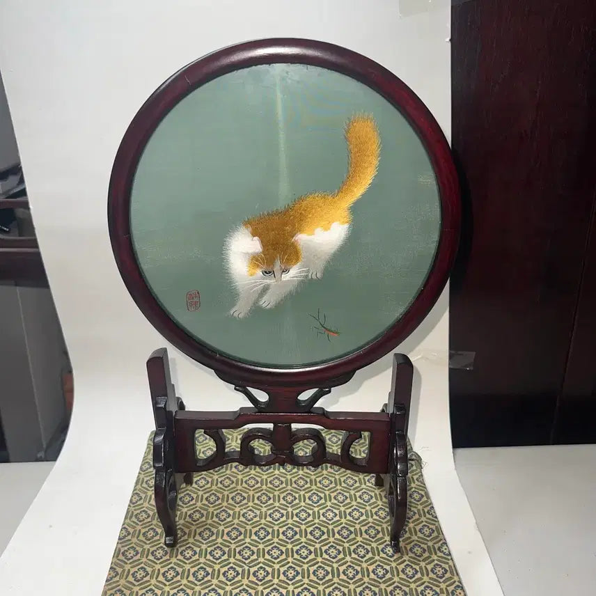 [BUNJANG] Vintage Double-Sided Cat Embroidery Wood Frame Ornament / 빈티지 고양이 양면 자수 우드 프레임 장식품