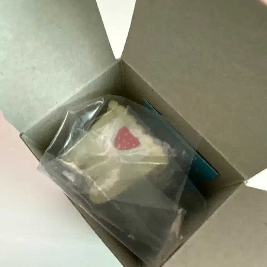 [BUNJANG] Sylvanian Families Kirakira Kuji Happy Sweets Roly-Poly Rolling Cake Car / 실바니안 키라키라 쿠지 F상 롤케이크