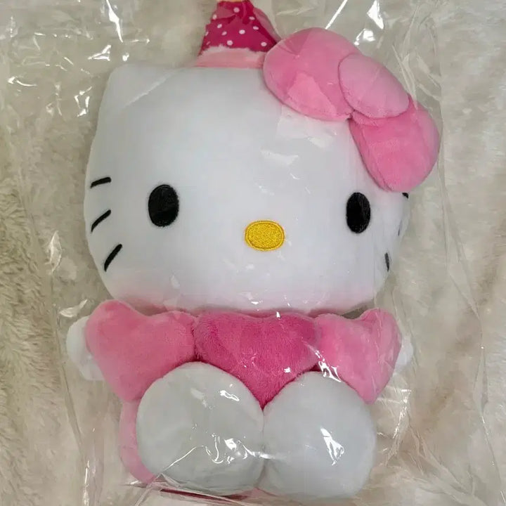 [BUNJANG] Hello Kitty Heart Plush (25cm) / 헬로키티 하트 인형(25cm)
