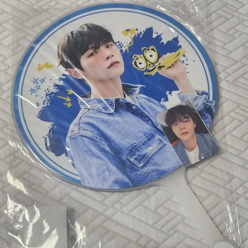 [BUNJANG] LUCY Yechan Childlike Image Picket Fan Photocard Included / [포카포함]루시 차일드후드 이미지피켓 부채 예찬 새상품