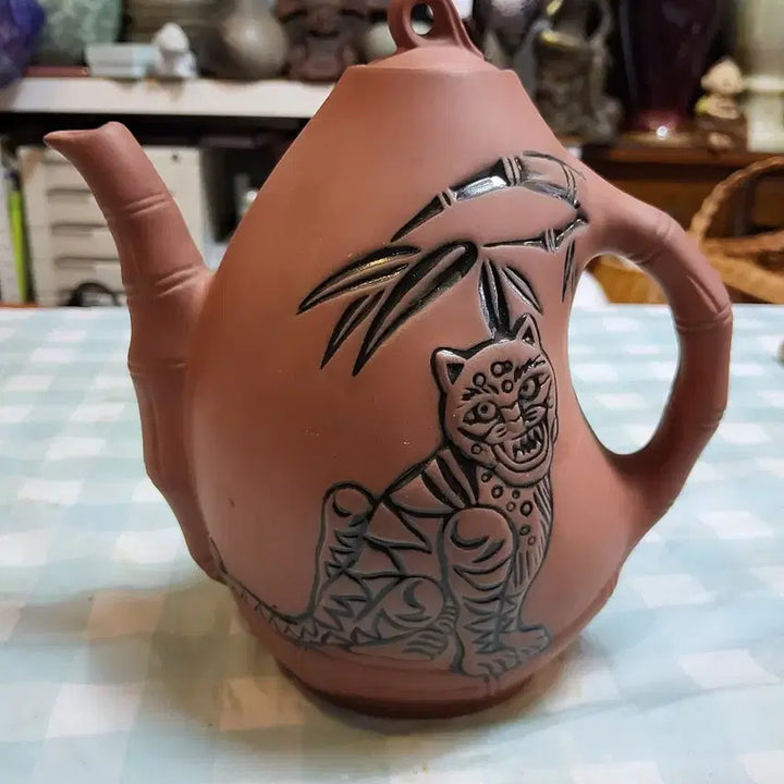 [BUNJANG] Large Magpie and Tiger Zisha Style Teapot / 민화 속 까치호랑이가 쏙! 해학적 멋이 넘치는 대형 자사풍 주전자