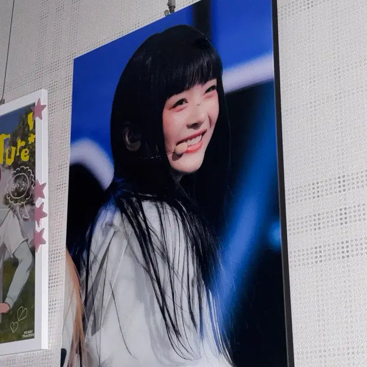 [BUNJANG] NewJeans Hanni Birthday Cafe Frame Murakami Album Photocard / 뉴진스 하니 생카 액자 양도 무라카미 앨범 포카