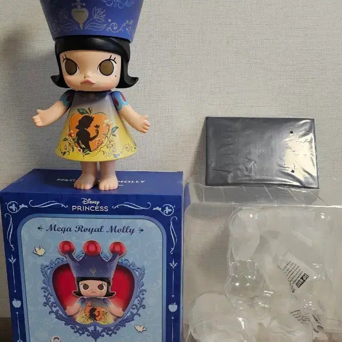 [BUNJANG] Pop Mart Mega Royal Molly Snow White Figure / 팝마트 메가 로얄 몰리 스노우 화이트 피규어