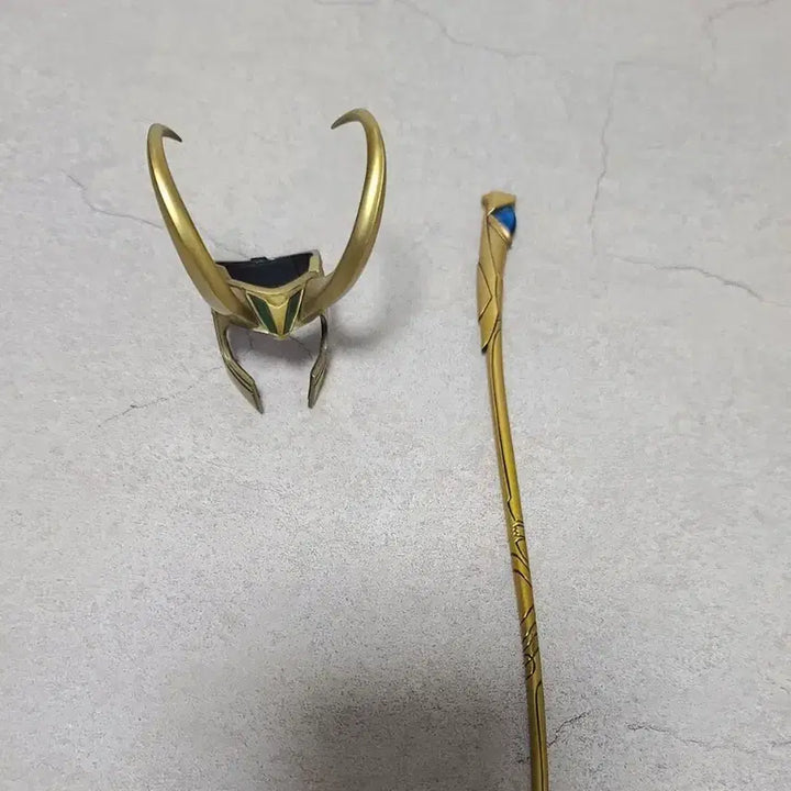 [BUNJANG] Hot Toys 1/6 Loki Helmet &amp; Scepter (Staff) - Sealed / 핫토이 1/6 로키 투구 +샙터 (봉)