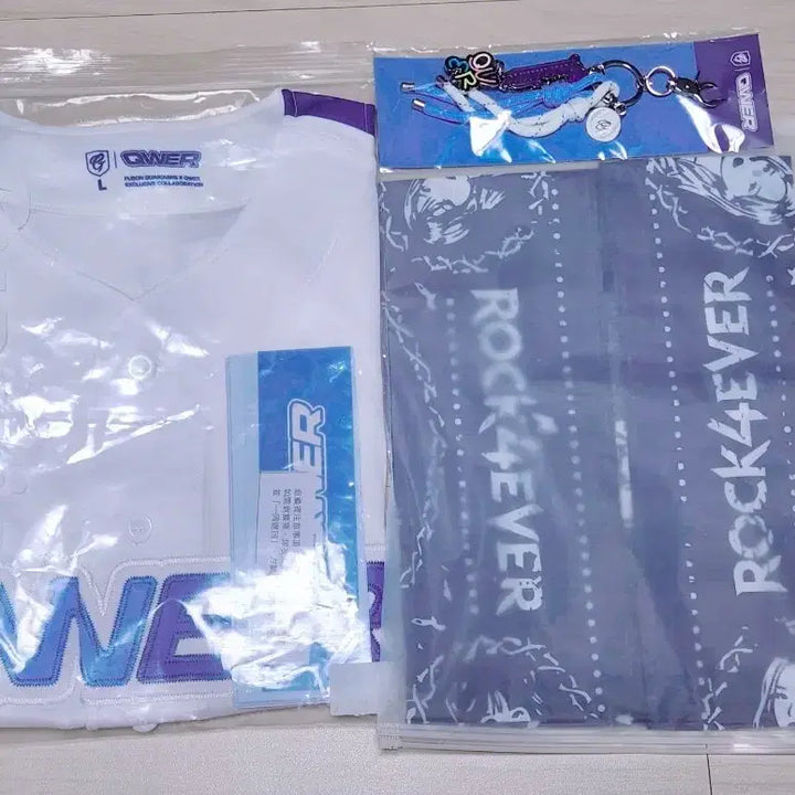 [BUNJANG] QWER Taiwan MD Uniform, Keychain, Slogan / QWER 대만 MD 유니폼 , 키링 , 슬로건
