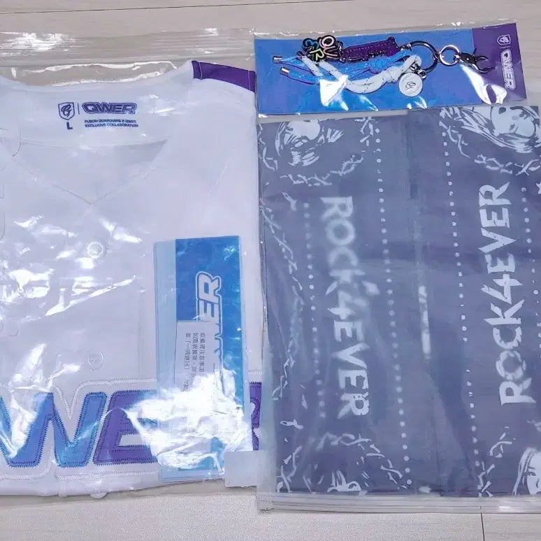 [BUNJANG] QWER Taiwan MD Uniform, Keychain, Slogan / QWER 대만 MD 유니폼 , 키링 , 슬로건