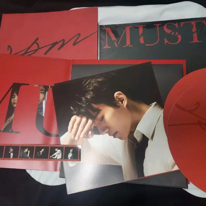 [BUNJANG] 2PM Junho MUST Album LP Set (Sealed &amp; Unsealed) / 2PM 이준호 MUST 앨범 LP판 미개봉 1장  개봉 1장  일괄
