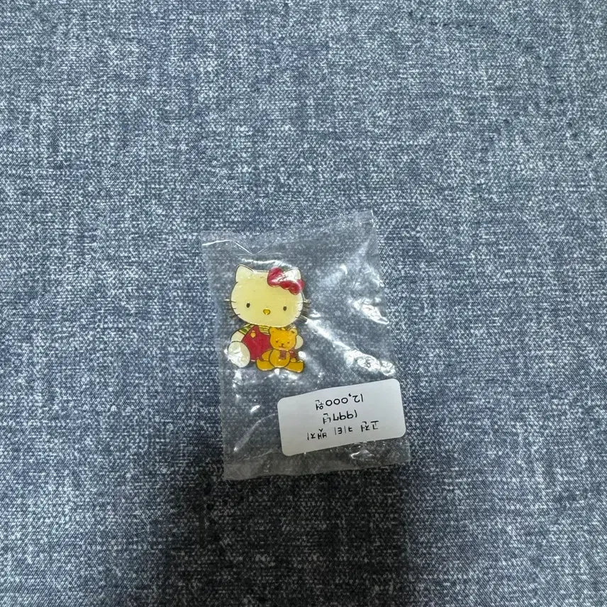 [BUNJANG] Vintage Hello Kitty Mini Badge - New Condition / 고전 헬로키티 미니 뱃지 새상품 판매중