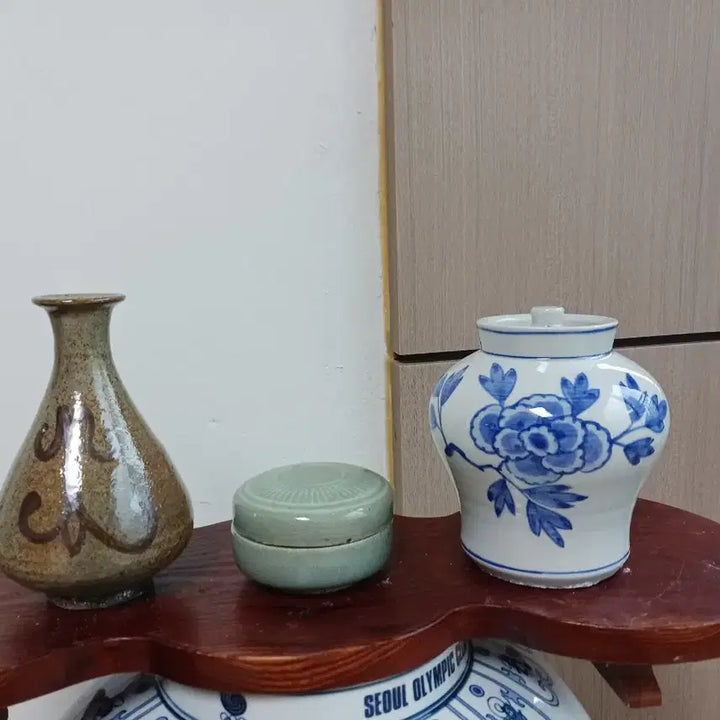 [BUNJANG] Buncheong, Celadon, and Blue-and-White Porcelain Vase and Box Set / 분청주병   청자합  청화백자  쎝