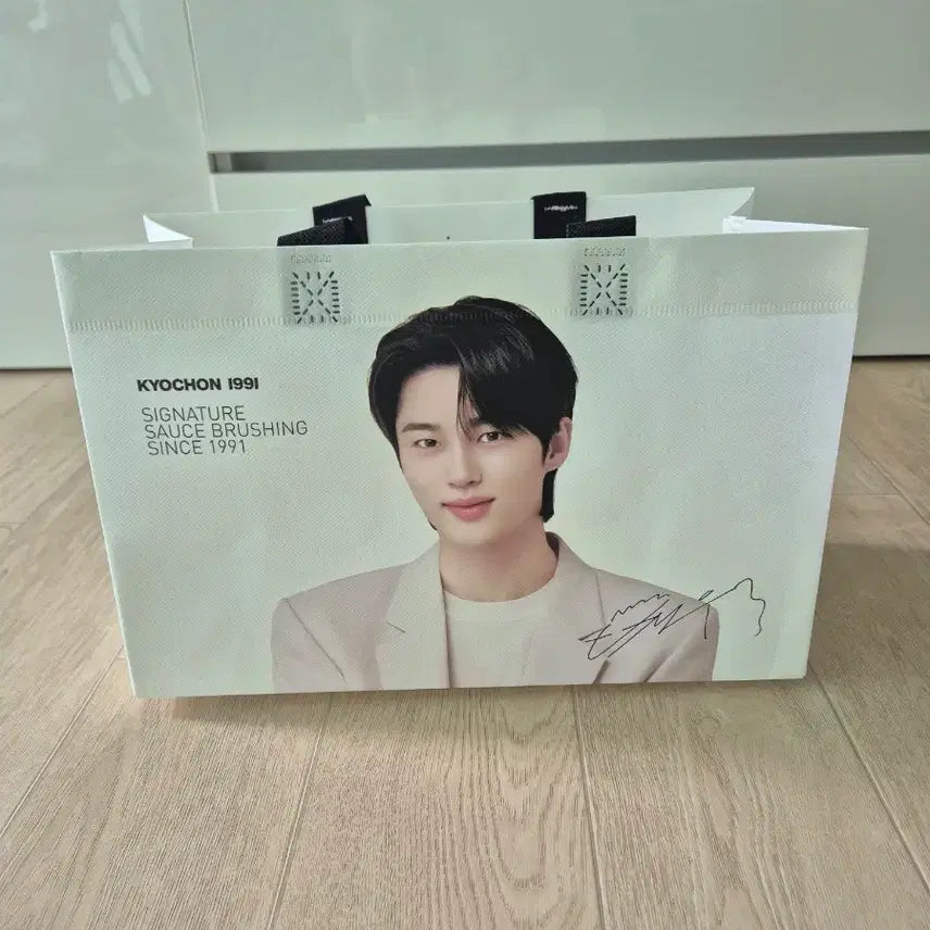 [BUNJANG] Byun Woo Seok Gyochon Chicken Tapoulin Bag / 변우석 타포린백(교촌치킨)