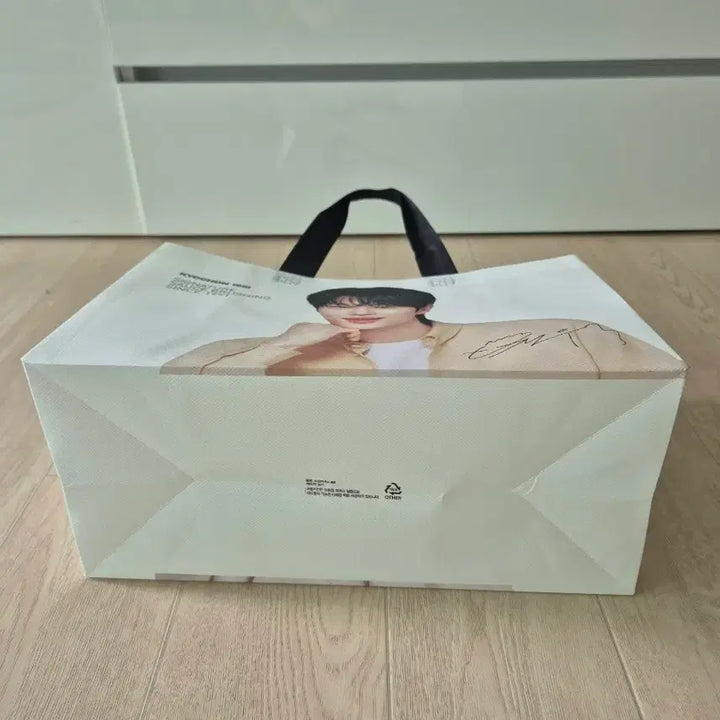 [BUNJANG] Byun Woo Seok Gyochon Chicken Tapoulin Bag / 변우석 타포린백(교촌치킨)