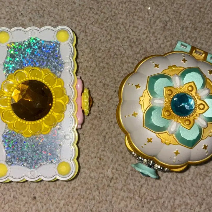 [BUNJANG] Flowering Heart Shining Pact &amp; Rainbow Shadow Vintage Toy Set / [일괄] 플라워링하트 샤이닝팩트 레인보우섀도우 고전완구