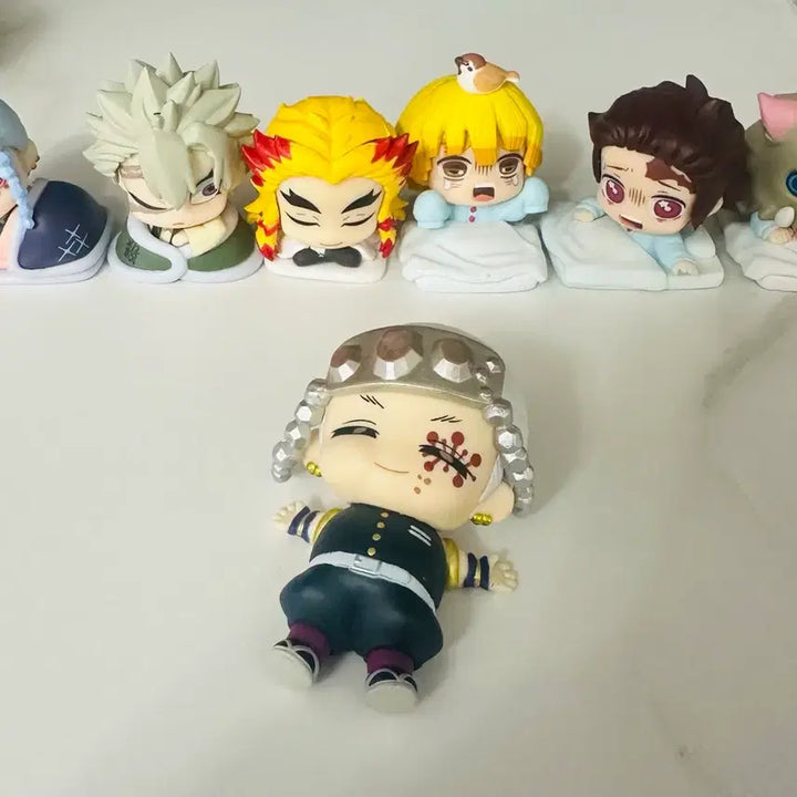 [BUNJANG] Demon Slayer: Kimetsu no Yaiba Butterfly Mansion Set (7 Figures) + Snow Globe Keychains (3 Variants) / 정품)귀멸의칼날 오네무탄 나비저택 포함 총 7종 + 눈 키링 일괄 팝니다