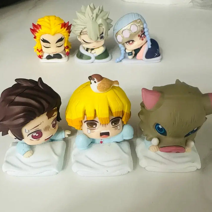 [BUNJANG] Demon Slayer: Kimetsu no Yaiba Butterfly Mansion Set (7 Figures) + Snow Globe Keychains (3 Variants) / 정품)귀멸의칼날 오네무탄 나비저택 포함 총 7종 + 눈 키링 일괄 팝니다