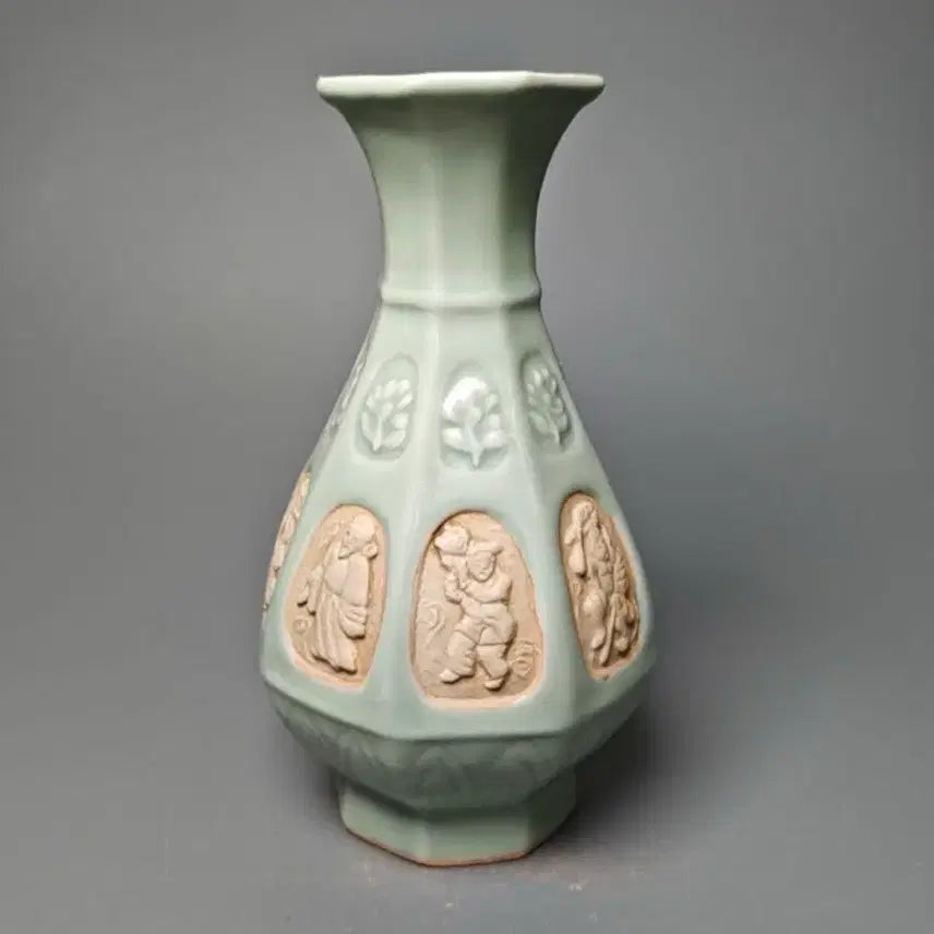 [BUNJANG] Chinese Qing Dynasty Celadon Porcelain Vase with Eight-Sided Shape and Figure Decorations / [진품] 청나라 중후기 용천요 인물문 팔각 청자 병 중국도자기 골동품 수