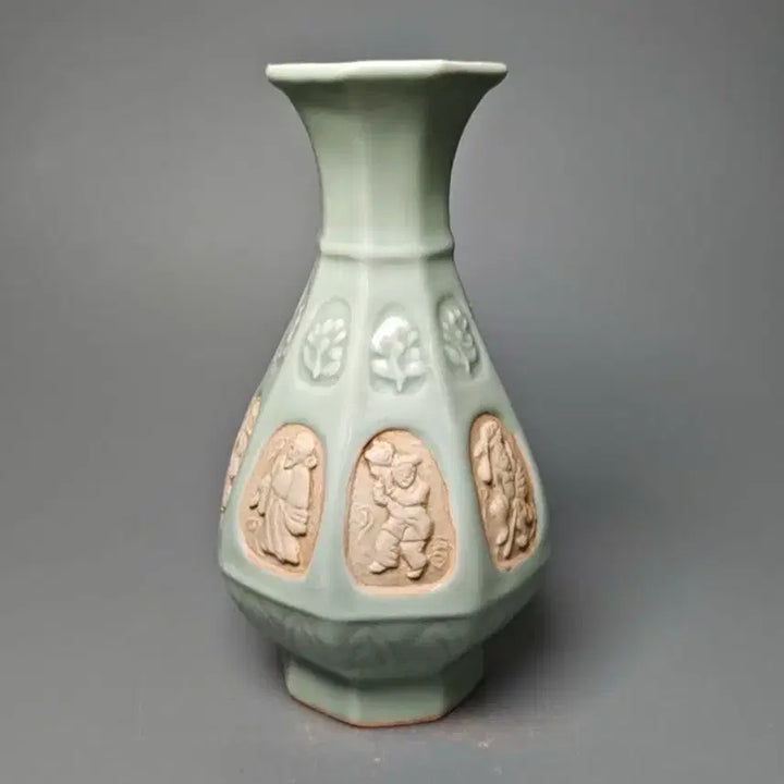 [BUNJANG] Chinese Qing Dynasty Celadon Porcelain Vase with Eight-Sided Shape and Figure Decorations / [진품] 청나라 중후기 용천요 인물문 팔각 청자 병 중국도자기 골동품 수