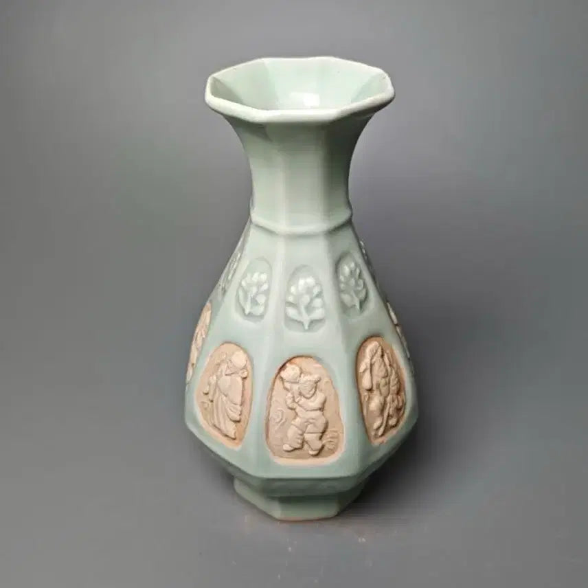 [BUNJANG] Chinese Qing Dynasty Celadon Porcelain Vase with Eight-Sided Shape and Figure Decorations / [진품] 청나라 중후기 용천요 인물문 팔각 청자 병 중국도자기 골동품 수