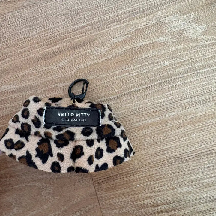 [BUNJANG] Sanrio Hello Kitty Bucket Hat Mascot Keychain / 산리오 헬로키티 버킷햇 키링 키티 마스코트 키링 10cm 인형옷 누이옷