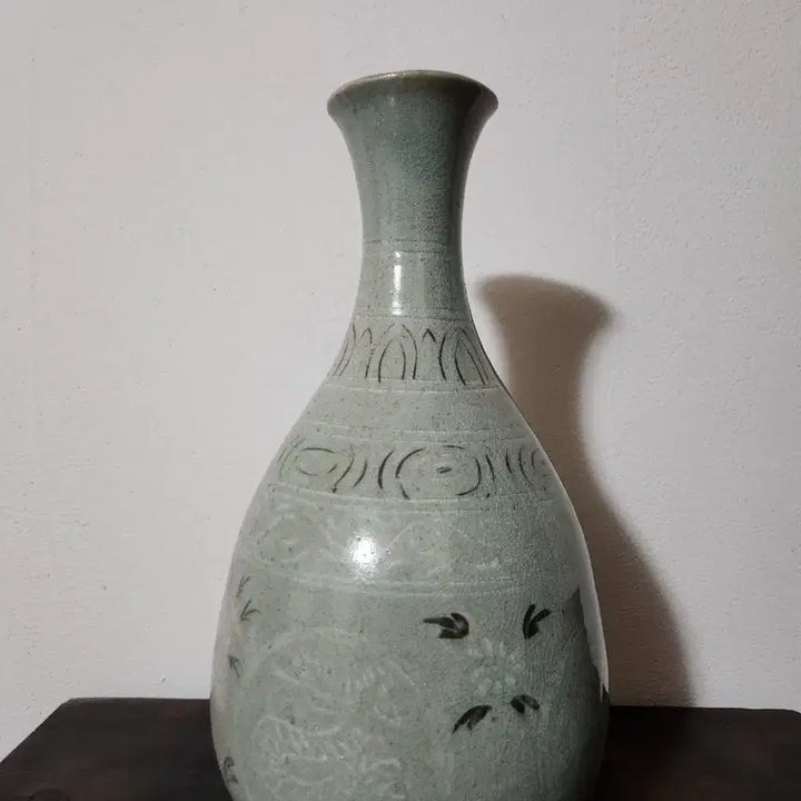 [BUNJANG] Unusual Celadon Vase with Deep Vintage Charm / [고전의 품격] 깊은 세월의 멋을 간직한 비정형 청자 화병