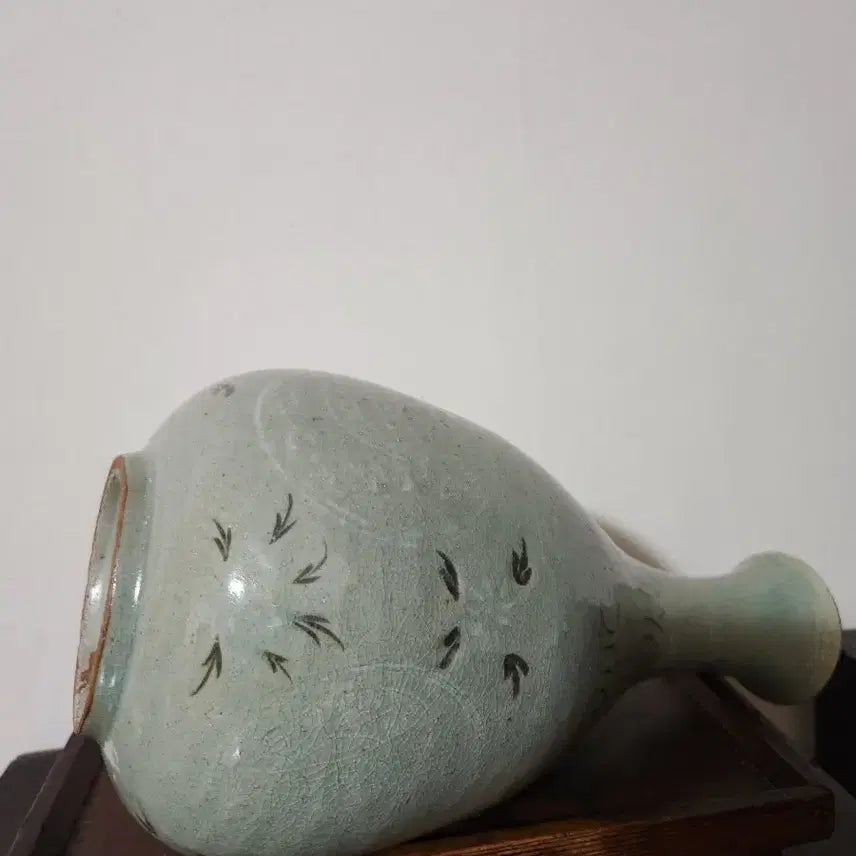[BUNJANG] Unusual Celadon Vase with Deep Vintage Charm / [고전의 품격] 깊은 세월의 멋을 간직한 비정형 청자 화병