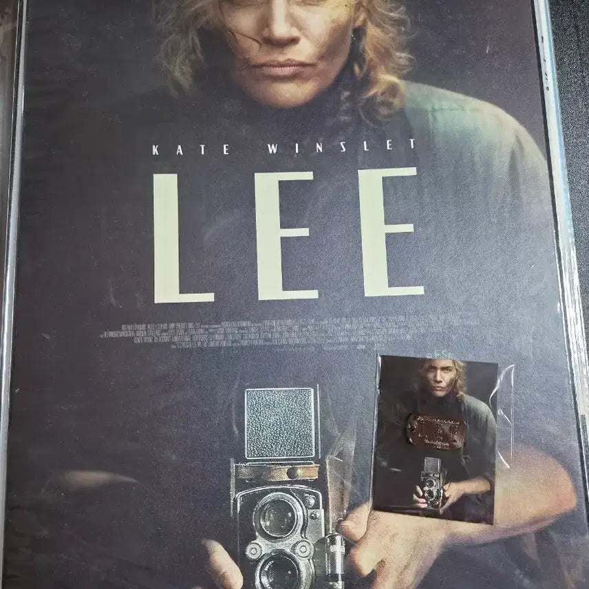 [BUNJANG] Movie Lee Miller with Camera Poster Badge Set (2 Types) / 영화 리 밀러 카메라를 든 여자 포스터 뱃지 2종 일괄