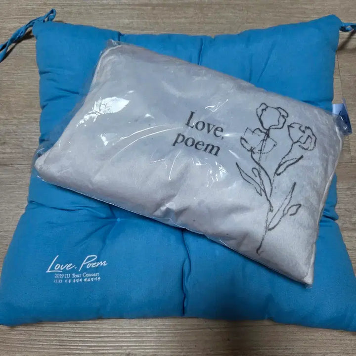 [BUNJANG] IU 2019 Love Poem Tour Concert Blanket &amp; Cushion Set / 아이유 2019 IU 투어 콘서트 Love Poem 무릎 담요 &amp; 방석