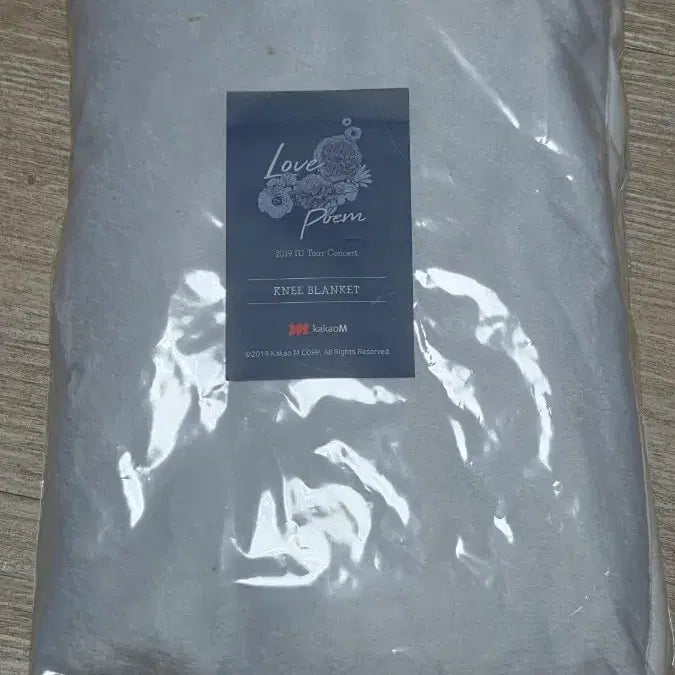 [BUNJANG] IU 2019 Love Poem Tour Concert Blanket &amp; Cushion Set / 아이유 2019 IU 투어 콘서트 Love Poem 무릎 담요 &amp; 방석