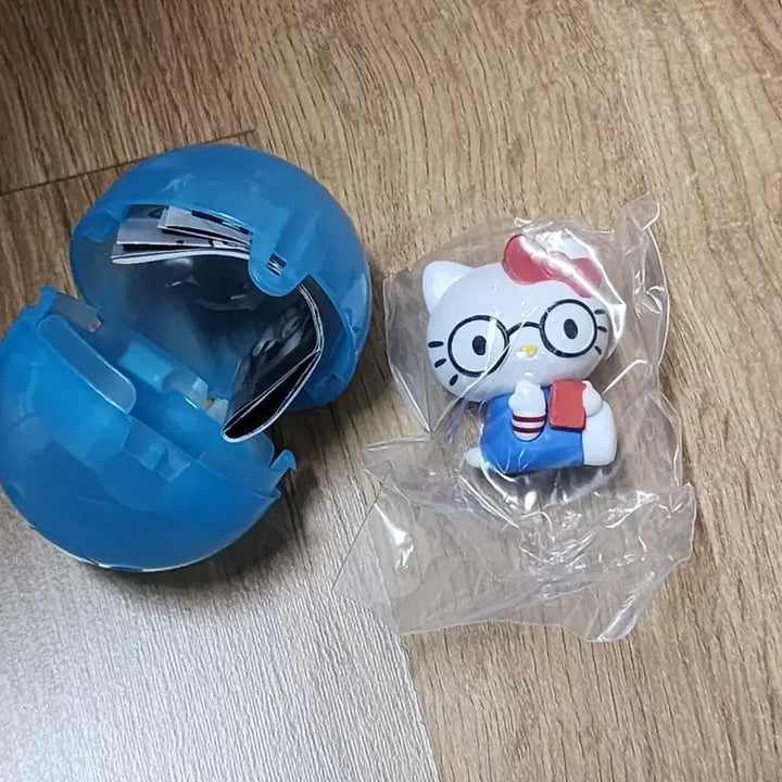 [BUNJANG] Bandai Sanrio Meganeko-chan Hello Kitty Gachapon Figure / 반다이 산리오 메가네코짱 안경 가챠 헬로키티 헬키 키티 가차키링피규어양도