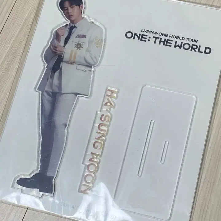 [BUNJANG] Wanna One Ha Sung Woon Wonderwall Tour Acrylic Stand / 워너원 하성운 원더월드 아크릴 스탠드 새거