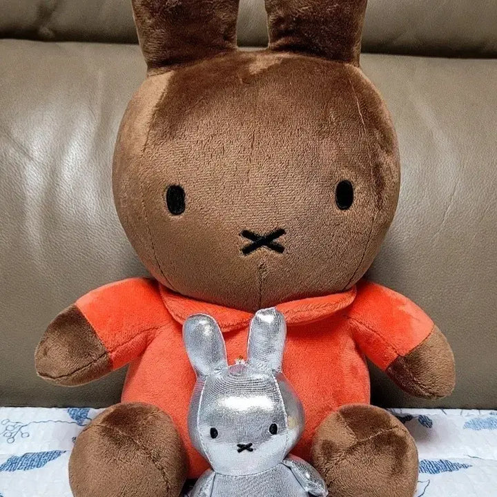 [BUNJANG] Miffy Creamy Tanning Brown Plush (35cm) &amp; Silver Keychain Doll Set / 미피 인형 브라운 오렌지색 인형+실버 키링인형(새상품)