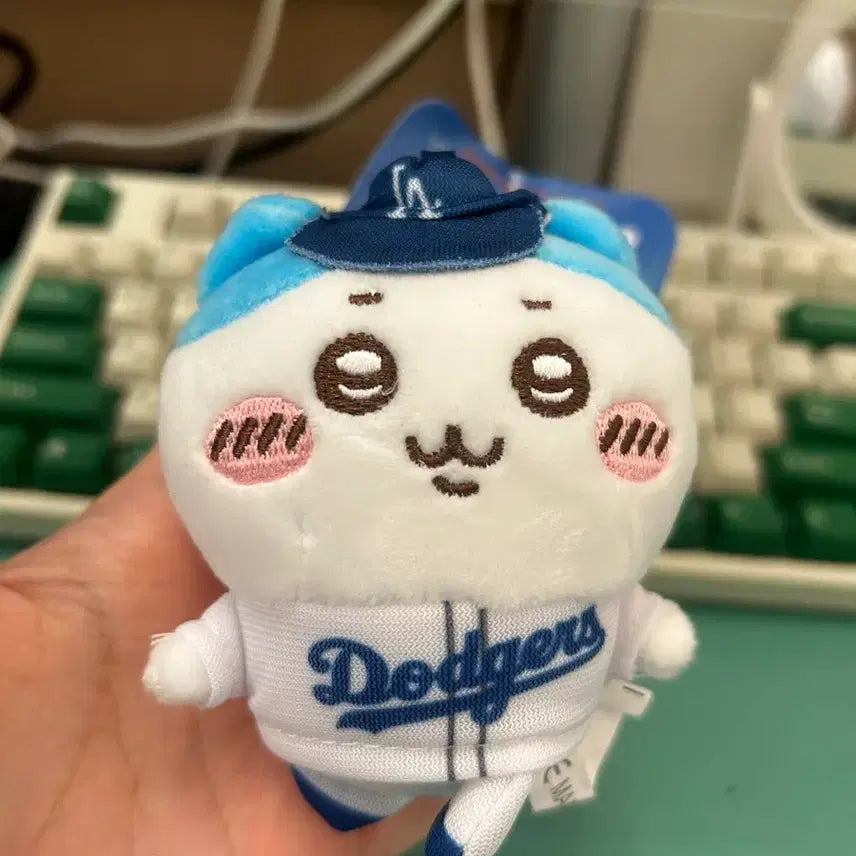 [BUNJANG] MLB x Chiikawa Hachiware Dodgers Uniform Plush Doll / MLB 치이카와 먼작귀 야구하치와레