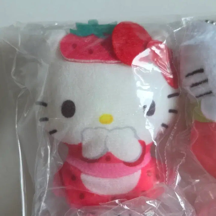 [BUNJANG] Sanrio Hello Kitty Parfait Mascot Plush (Strawberry Scent) - Sealed / (미개봉) 키티 가챠 향이 나는 파르페 마스코트 누이구루미