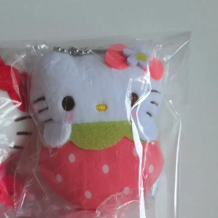 [BUNJANG] Sanrio Hello Kitty Ichigo Okurumi Plush Mascot Gachapon (Sealed) / (미개봉) 키티 딸기 이치고 오쿠루미 누이구루미 마스코트 가챠