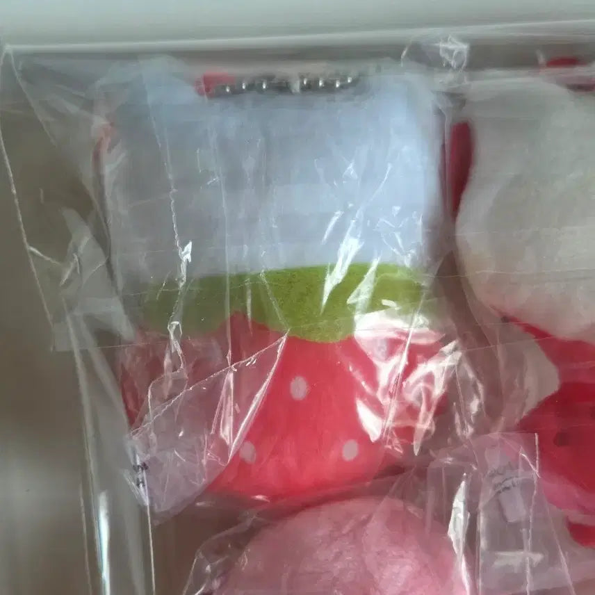 [BUNJANG] Sanrio Hello Kitty Ichigo Okurumi Plush Mascot Gachapon (Sealed) / (미개봉) 키티 딸기 이치고 오쿠루미 누이구루미 마스코트 가챠