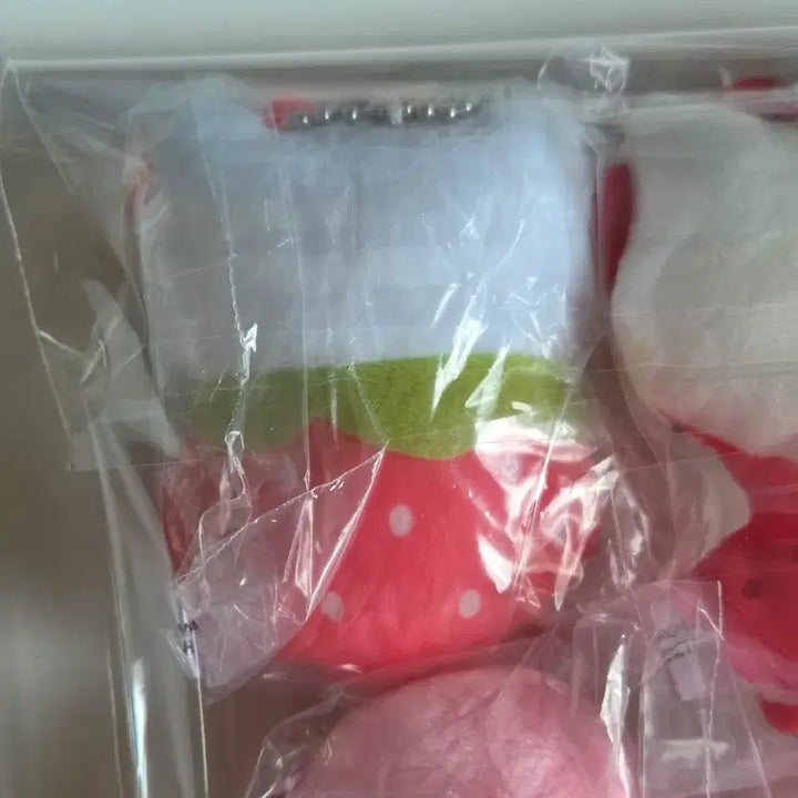 [BUNJANG] Sanrio Hello Kitty Ichigo Okurumi Plush Mascot Gachapon (Sealed) / (미개봉) 키티 딸기 이치고 오쿠루미 누이구루미 마스코트 가챠
