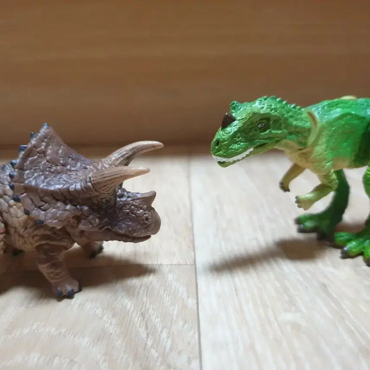 [BUNJANG] Bandai &amp; Takara Tomy Dinosaur Gacha Set (Triceratops &amp; Ceratosaurus) / 공룡 가챠 2종 세트 (반다이 렙티/타카라토미)