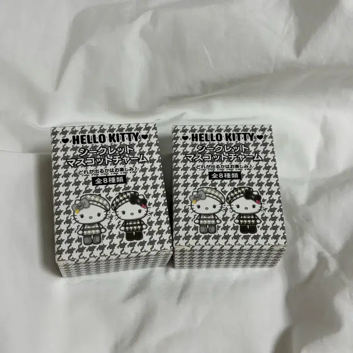 [BUNJANG] Hello Kitty 51st Anniversary Monokuro Secret Mascot Keychain / 헬로키티 51주년 키링 생일 모노쿠로 시크릿 마스코트